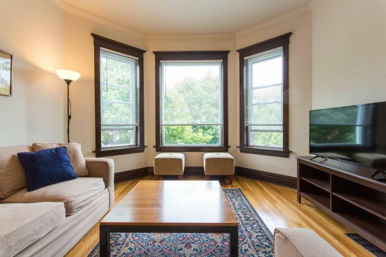 Wrigley Oasis! Steps From The Field! - 3bd 1ba *
