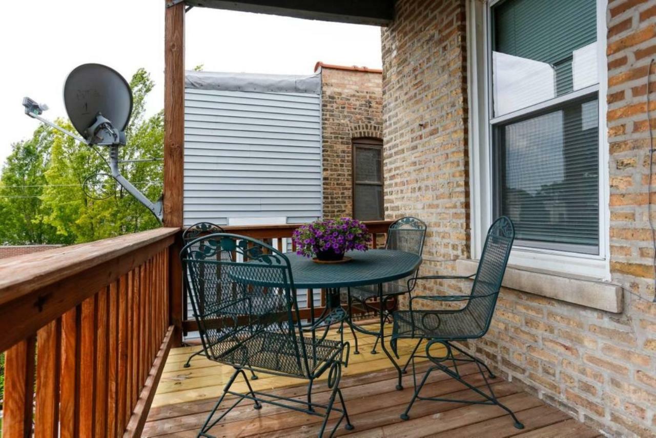 Wrigley Oasis! Steps From The Field! - 3bd 1ba