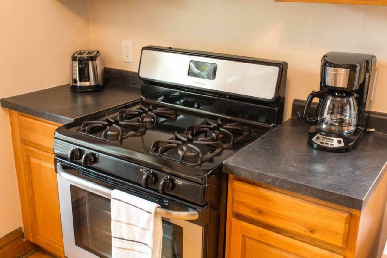 Wrigley Oasis! Steps From The Field! - 3bd 1ba *