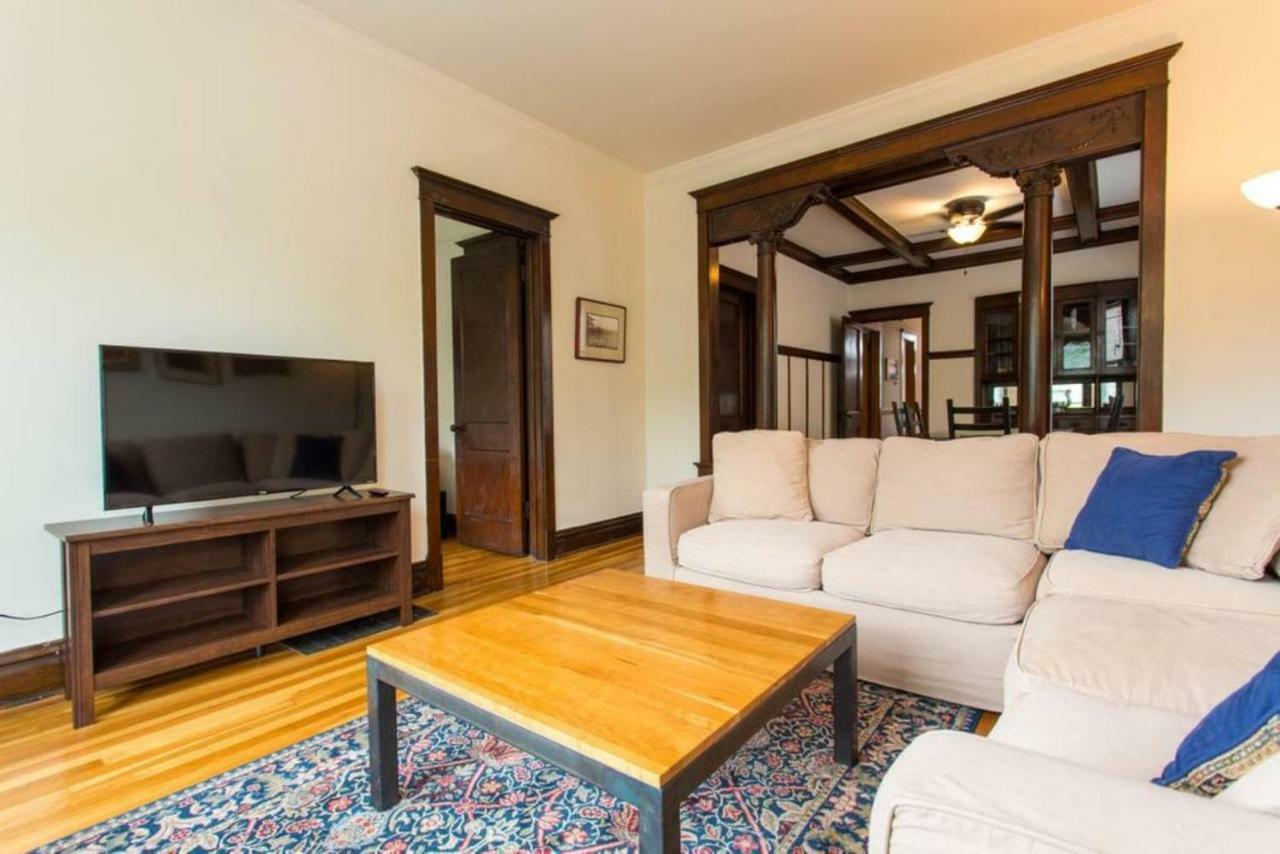 Wrigley Oasis! Steps From The Field! - 3bd 1ba Apartment *