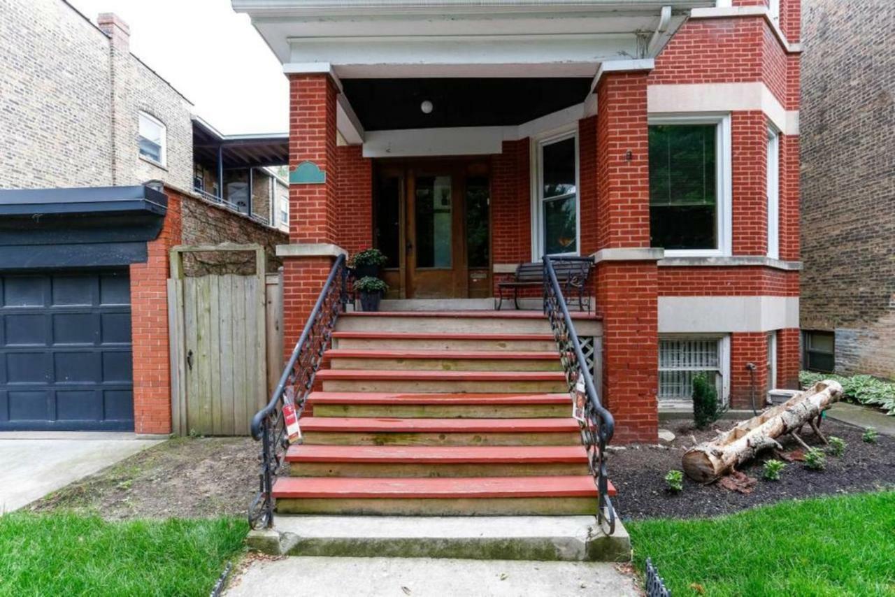 Wrigley Oasis! Steps From The Field! - 3bd 1ba