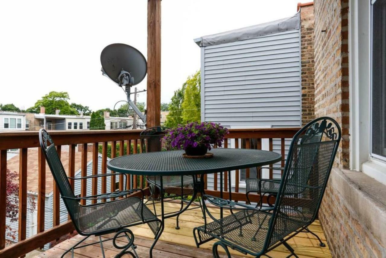Apartment Wrigley Oasis! Steps From The Field! - 3bd 1ba Chicago