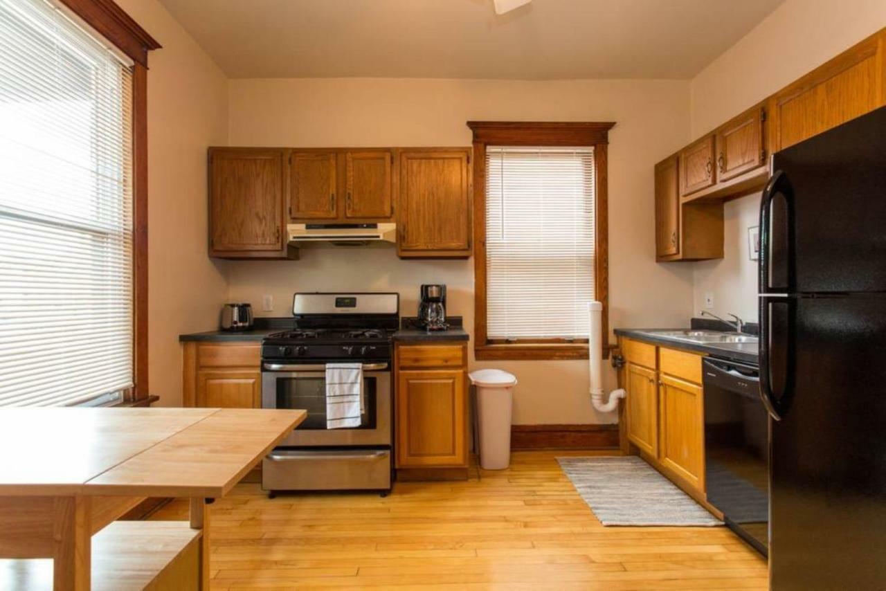 Wrigley Oasis! Steps From The Field! - 3bd 1ba Apartment *