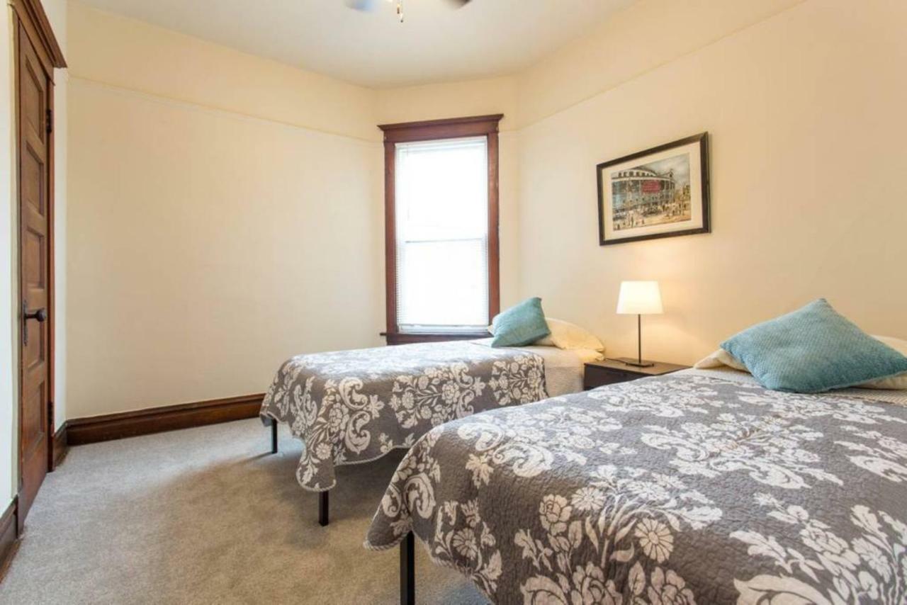 Wrigley Oasis! Steps From The Field! - 3bd 1ba Apartment Chicago